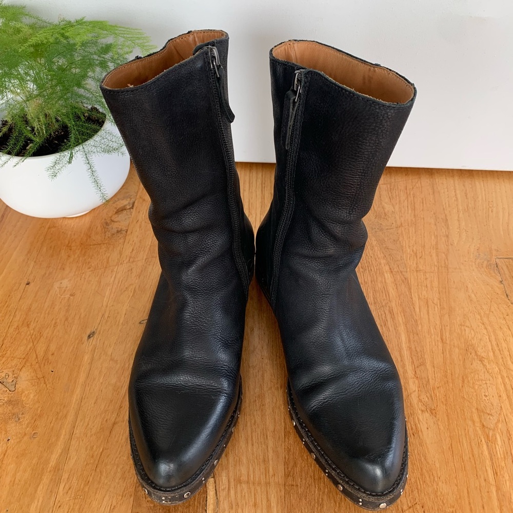 SOLD.    Fluevog -  NICOLA BOOT -